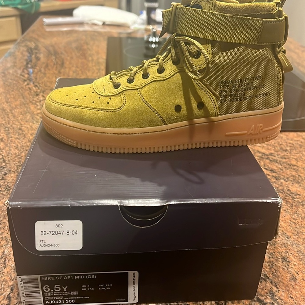Nike AF 1 Mid 

Color Dessert Moss
6.5 Youth/Boys